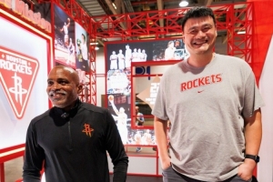 老队友重逢！姚明与&ldquo;老猫&rdquo; 莫布里参观中国澳门NBA展馆